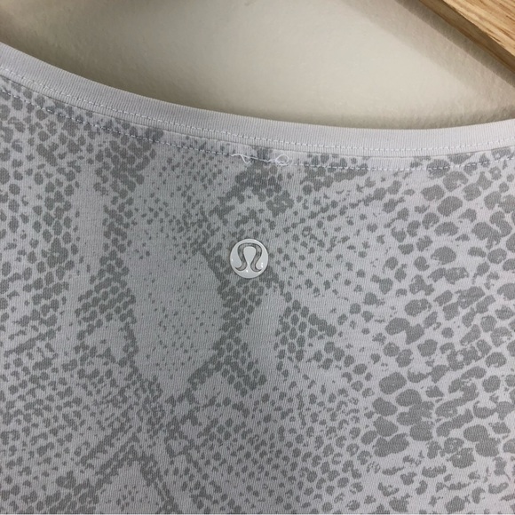 Lululemon Weekend Short Sleeve Desert Snake White Silver Fox / White size 10 - Picture 9 of 11